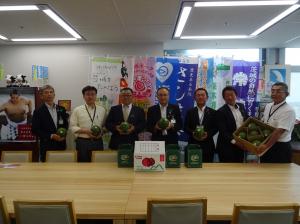 『こだますいか表敬　県農林水産部長』の画像