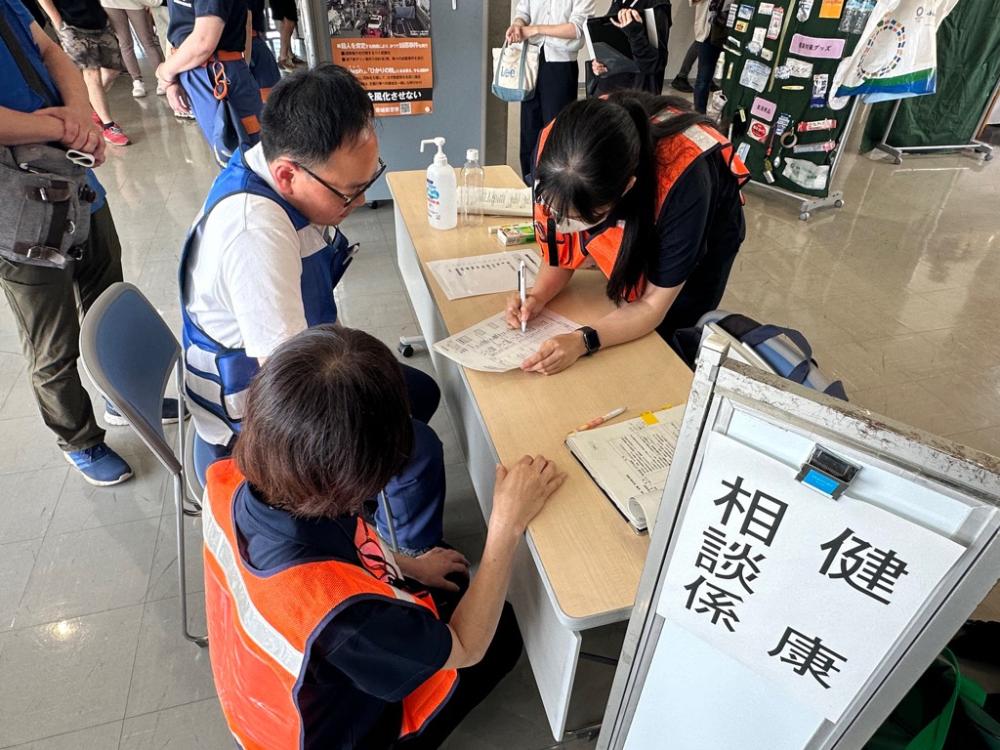 健康相談係問診（半身麻痺役）